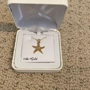 Gold pendant necklace